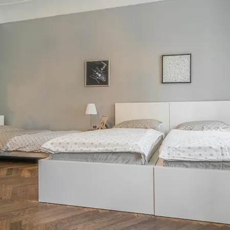Bright Close To Charles Bridge And Castle * براغ