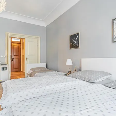 Bright Close To Charles Bridge And Castle شقة